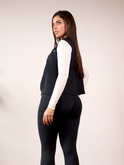 Chaqueta Negra Manga Larga Blanca